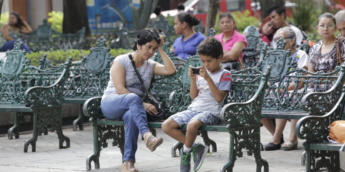 El uso excesivo de pantallas daña la salud visual infantil