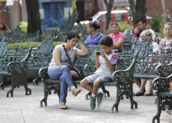 El uso excesivo de pantallas daña la salud visual infantil