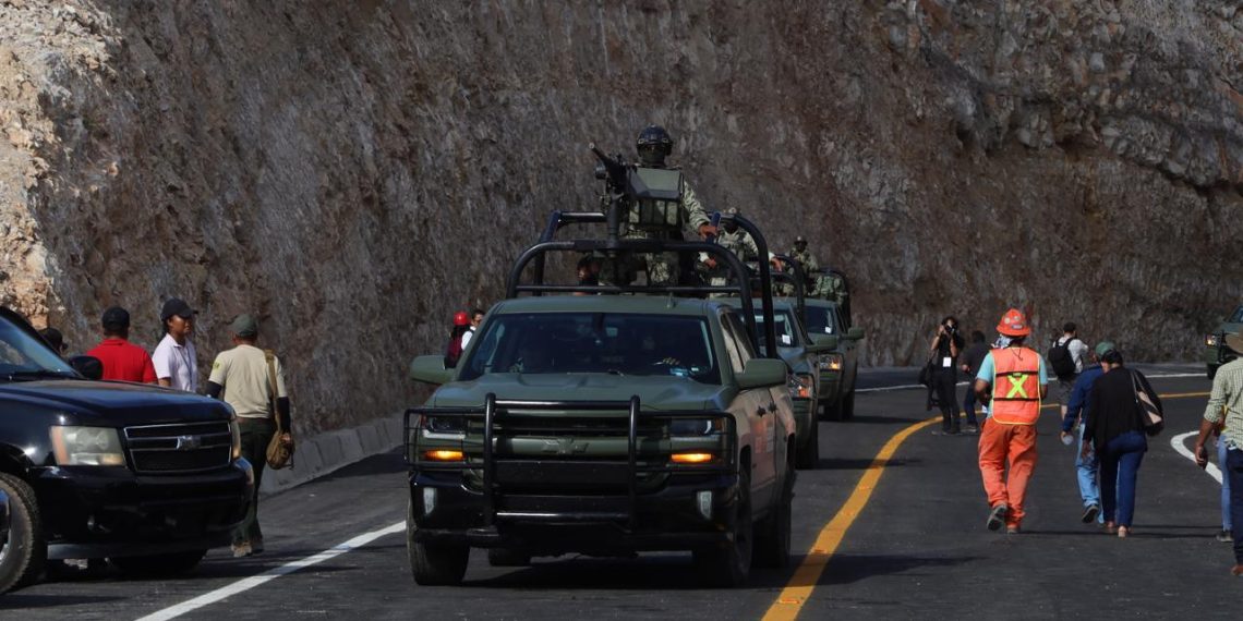 Señalan a Sedena por nula reparación de carreteras