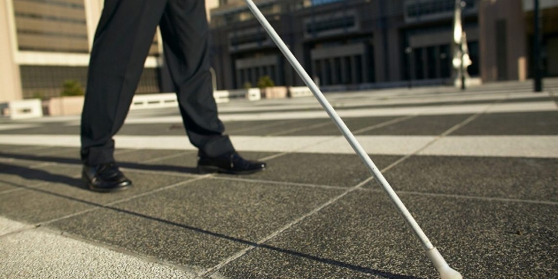 Crean bastón inteligente para personas invidentes