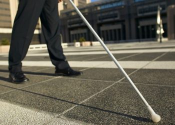 Crean bastón inteligente para personas invidentes