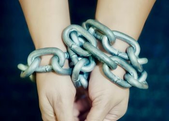 Retienen a alcaldesa por incumplimiento de obras