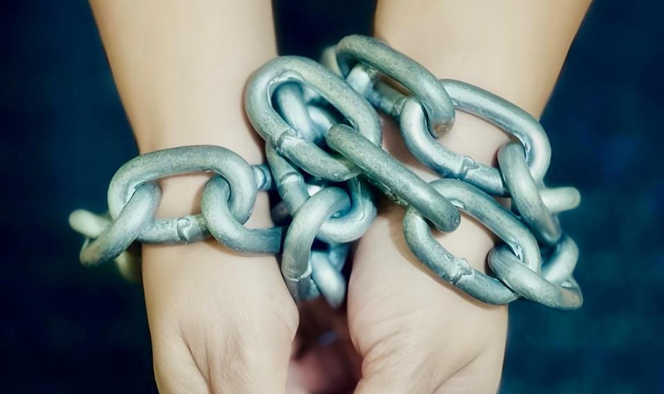 Retienen a alcaldesa por incumplimiento de obras