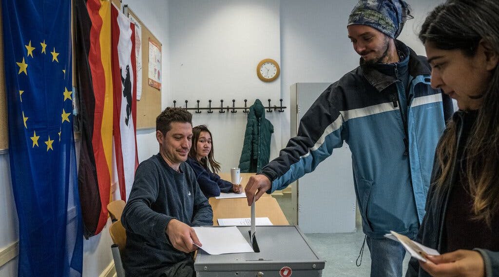 Alemanes votan en elecciones marcadas por la ultraderecha