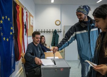 Alemanes votan en elecciones marcadas por la ultraderecha