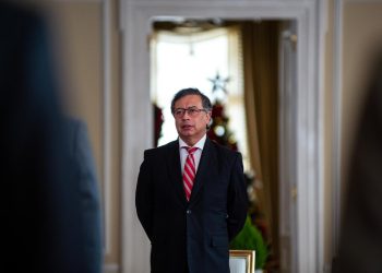 Petro pide renuncia de todo su gabinete en medio de crisis