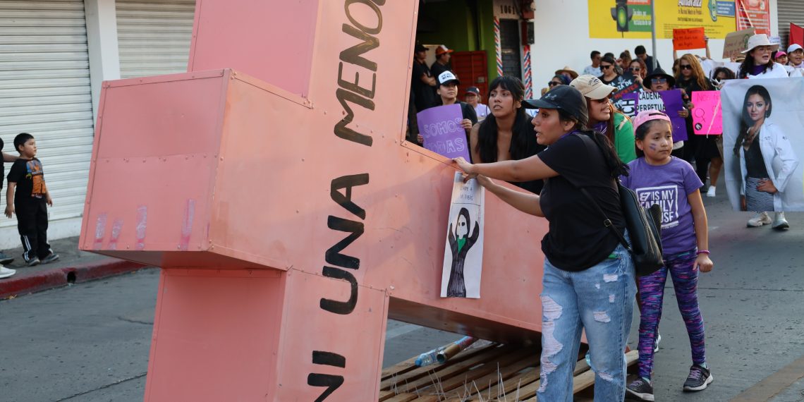 Colectiva 50+1 reclama justicia por feminicidios