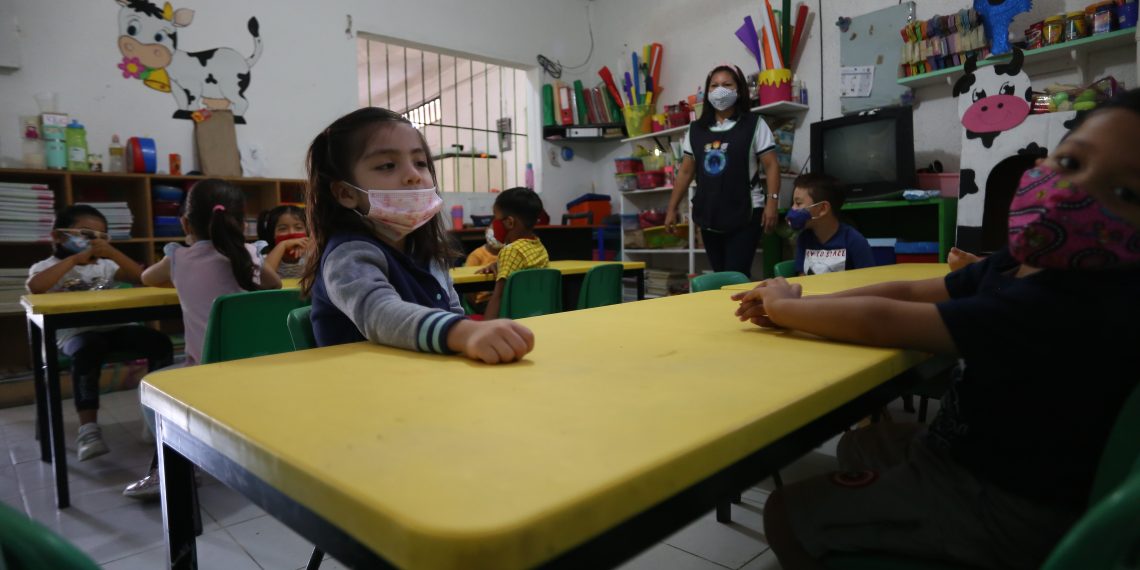 Guarderías suspenden servicio por presuntos adeudos del IMSS