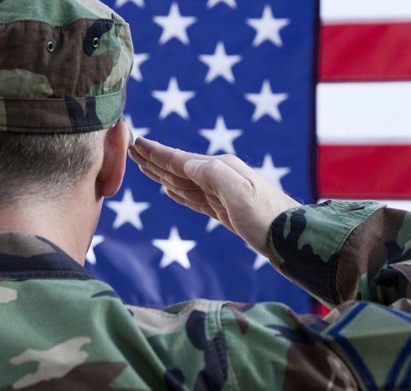 Pentágono prohíbe a transexuales enrolarse en el ejército 