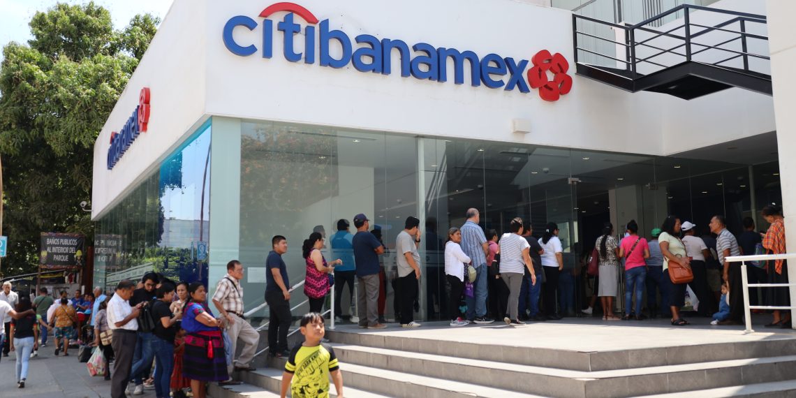 Envío de remesas cae 40% en enero