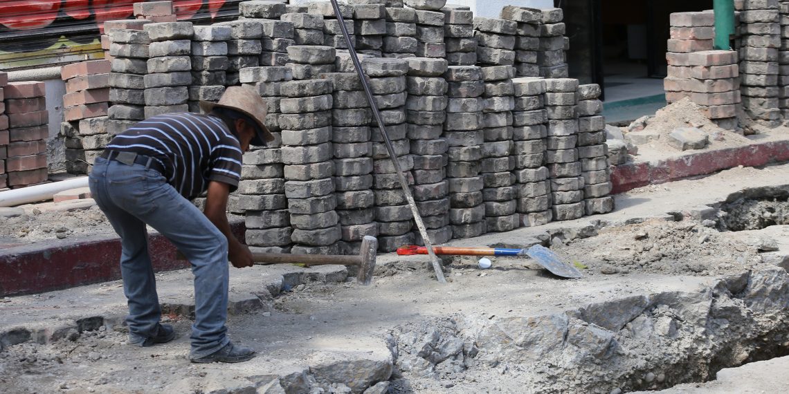 Colonos de Tuzantán reparan calles por abandono municipal