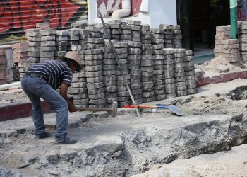 Colonos de Tuzantán reparan calles por abandono municipal