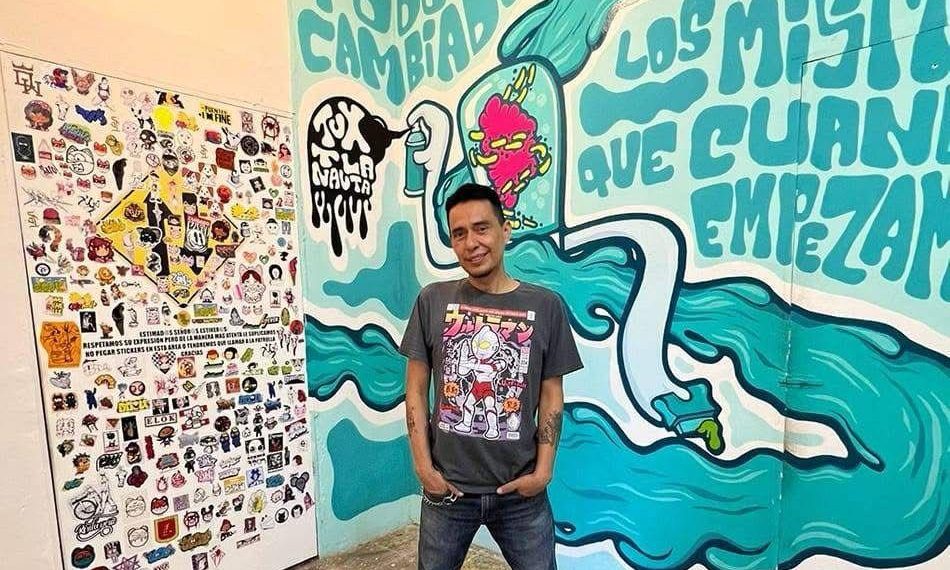 Artista social apoya a niño con cáncer