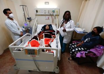 Con médicos cubanos buscan fortalecer el sistema de salud