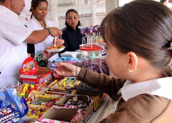 Entra en vigor prohibición de comida chatarra en escuelas