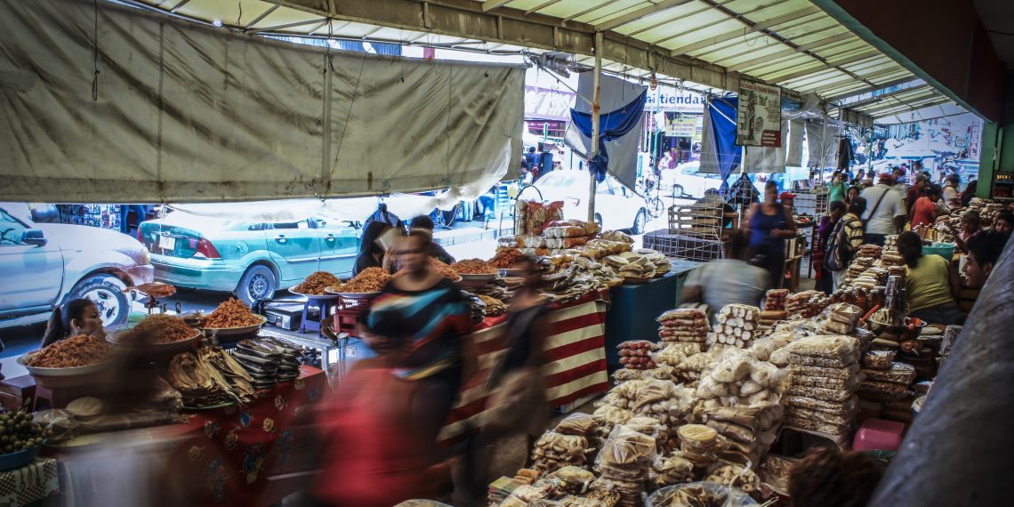 Comerciantes de mercados buscan aumentar sus ventas