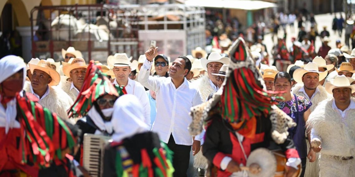 En Chamula, Eduardo Ramírez disfruta carnaval K’in Tajimoltik