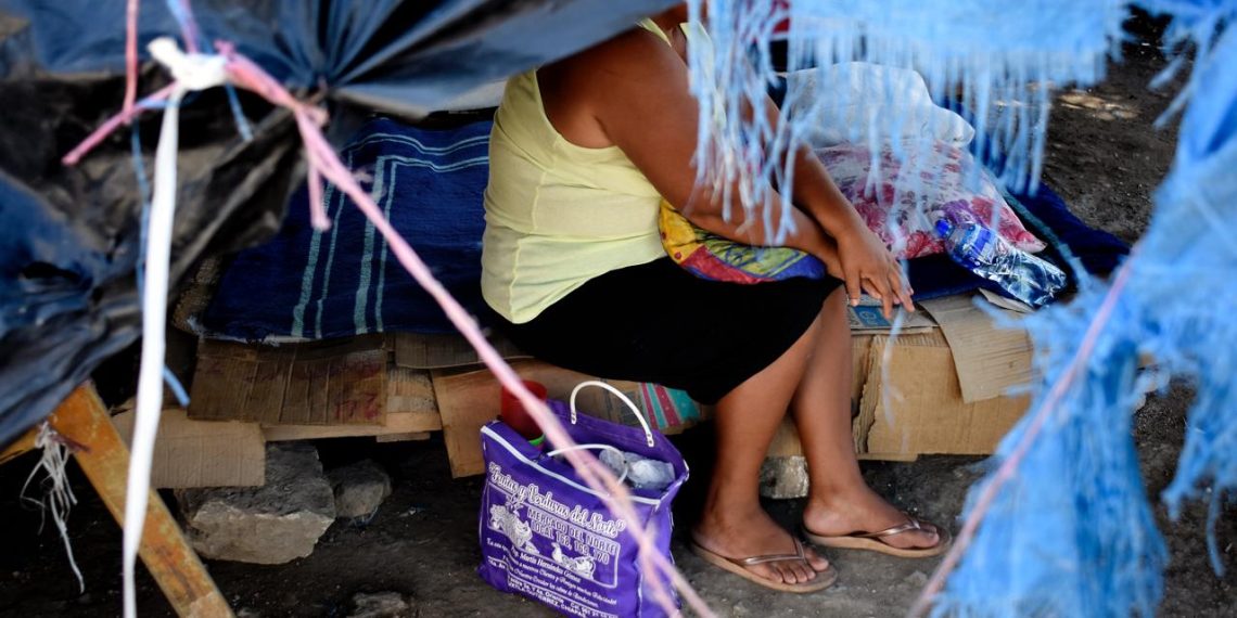 Familiares de pacientes sufren por ola de calor en hospitales