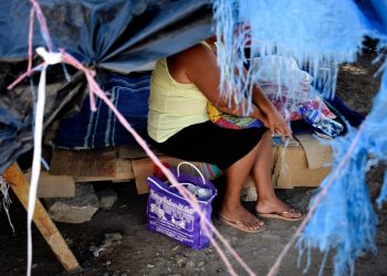 Familiares de pacientes sufren por ola de calor en hospitales