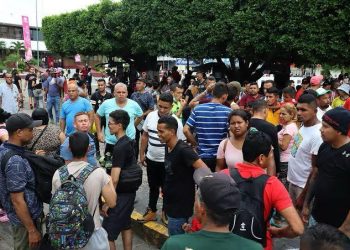 Grupo de migrantes venezolanos claman por vuelos humanitarios 