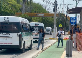 Peligran alumnos en parada de transporte sin banqueta