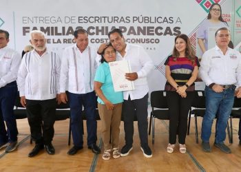 ERA entrega escrituras públicas en región Costa-Soconusco