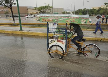 Mercaderes enfrentan fuertes lluvias en SCLC 