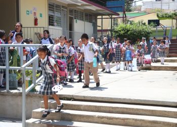 Paros y puentes agravan rezago educativo en 20%