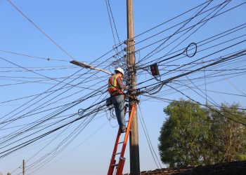 Colonias afrontan las altas temperaturas sin electricidad