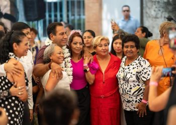 Eduardo Ramírez celebra con las madres de Tuxtla 