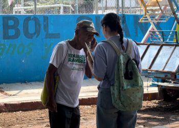 Universitarios contribuyen a la alfabetización de adultos