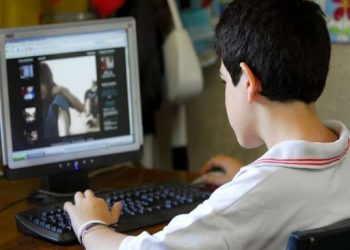 Macron promete prohibir acceso a redes a menores de 15 años