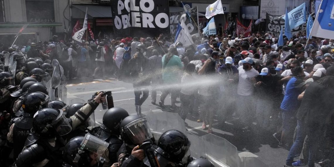 Argentina: Suspenden decreto que limitaba derecho a huelga