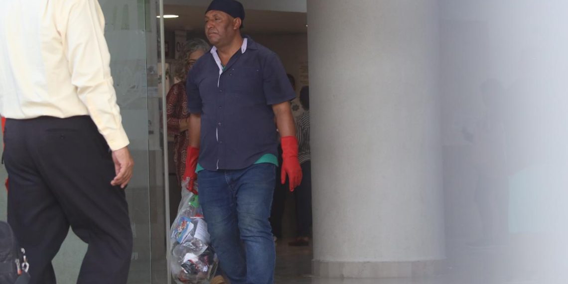 Limpian hospitales, pero 400 no reciben su salario