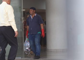 Limpian hospitales, pero 400 no reciben su salario