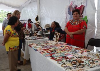 Mujeres artistas y artesanas impulsan economía con bazar 