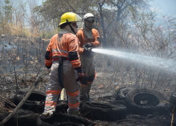Entre carencia, bomberos atienden las emergencias