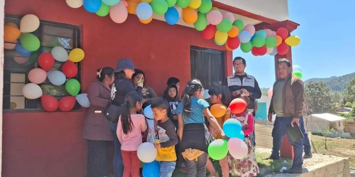 Familias tsotsiles desplazadas reciben viviendas sustentables