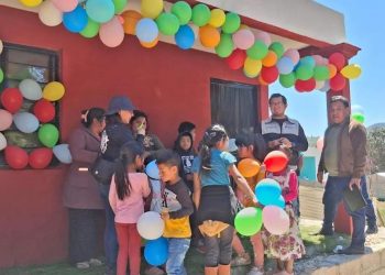 Familias tsotsiles desplazadas reciben viviendas sustentables
