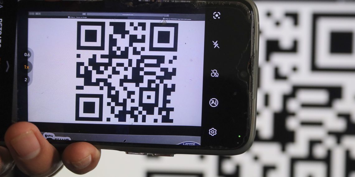 Alertan por códigos QR instalados en vía pública