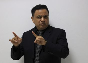 Urge incluir lenguaje de señas en servicios públicos estatales