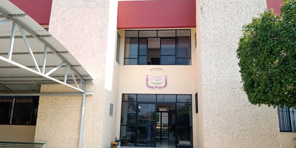 Protestan burócratas contra secretaria que no renuncia