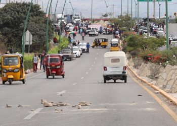 Transportistas bloquean en Huixtla por disputa de ruta