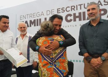 ERA entrega escrituras a familias chiapanecas
