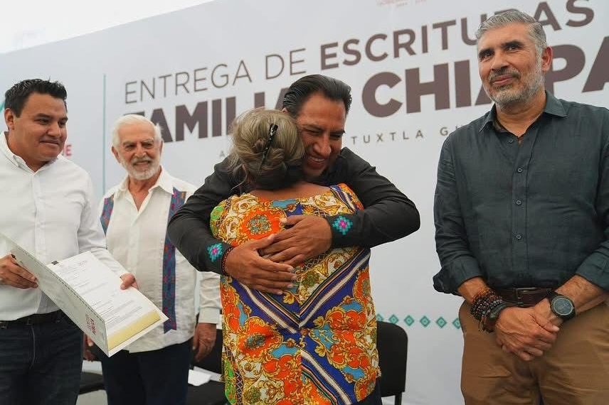 ERA entrega escrituras a familias chiapanecas
