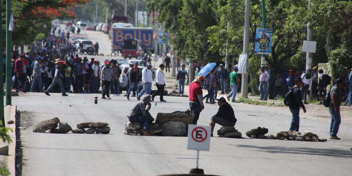 SNTE-CNTE realizan bloqueos en carreteras hacia Tuzantán