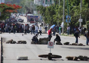 SNTE-CNTE realizan bloqueos en carreteras hacia Tuzantán