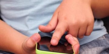 Brasil: aprueban ley para proteger menores en redes sociales