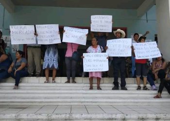 Locatarios se manifiestan contra edil de Copainalá