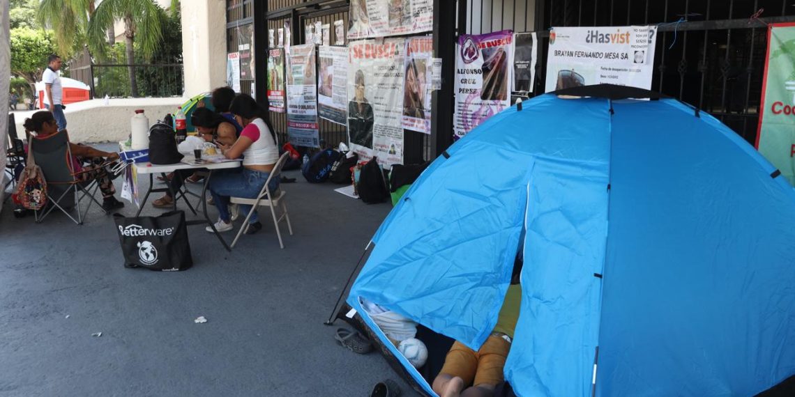 Familias inician plantón por sus desaparecidos